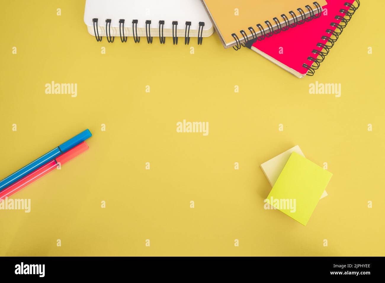 Flatlay von Büro- und Schulsachen auf farbigem Hintergrund. Stockfoto