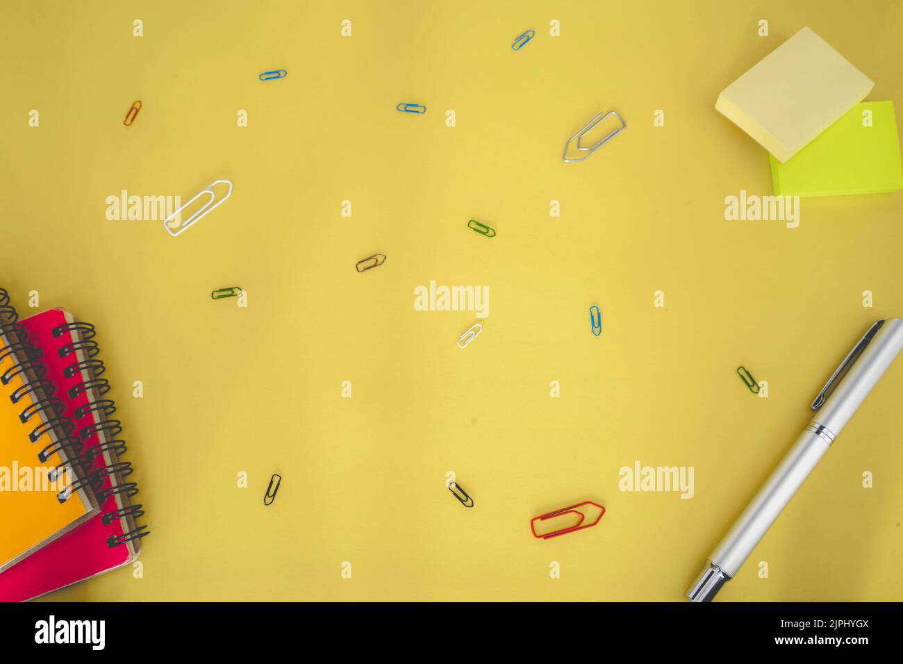 Flatlay von Büro- und Schulsachen auf farbigem Hintergrund. Stockfoto