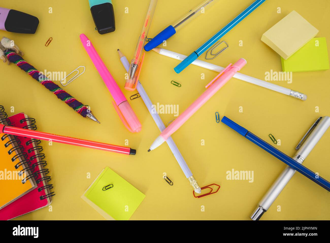 Flatlay von Büro- und Schulsachen auf farbigem Hintergrund. Stockfoto