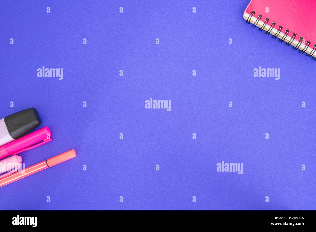 Flatlay von Büro- und Schulsachen auf farbigem Hintergrund. Stockfoto