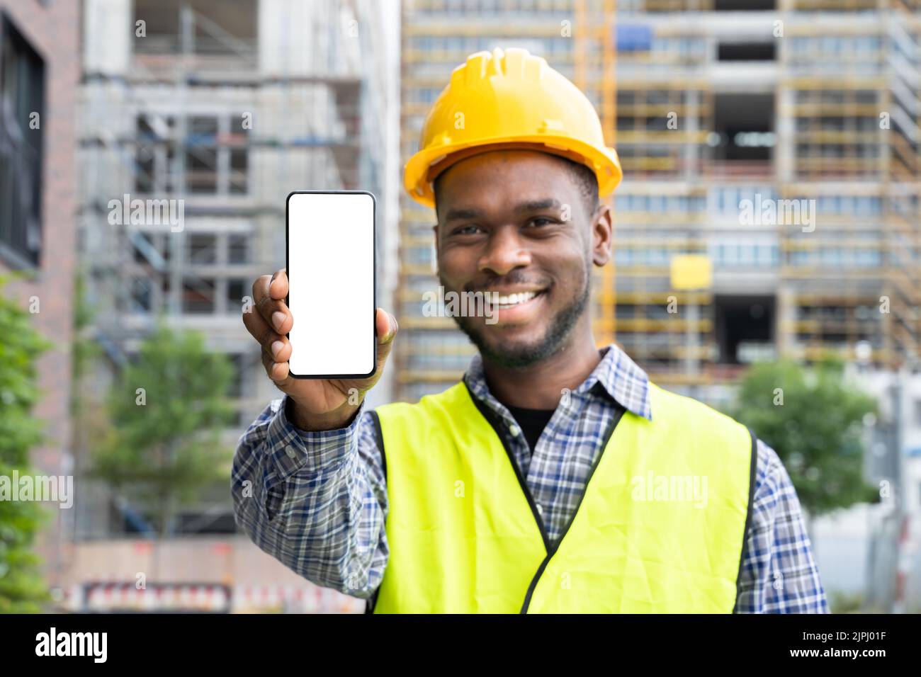 Happy African American Worker With Phone. Builder-Mobiltelefon Stockfoto