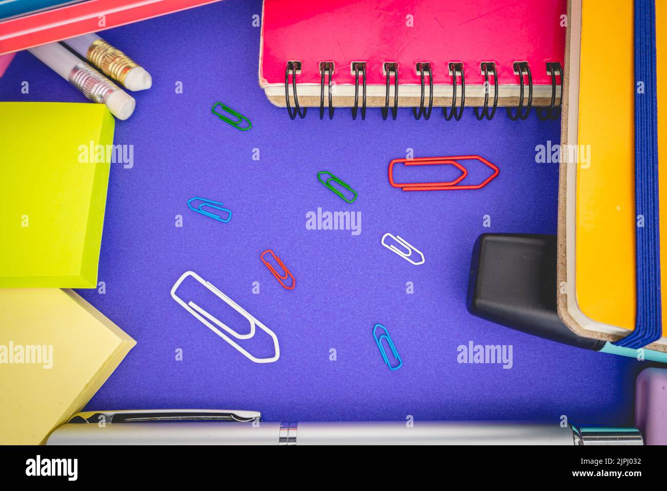 Flatlay von Büro- und Schulsachen auf farbigem Hintergrund. Stockfoto