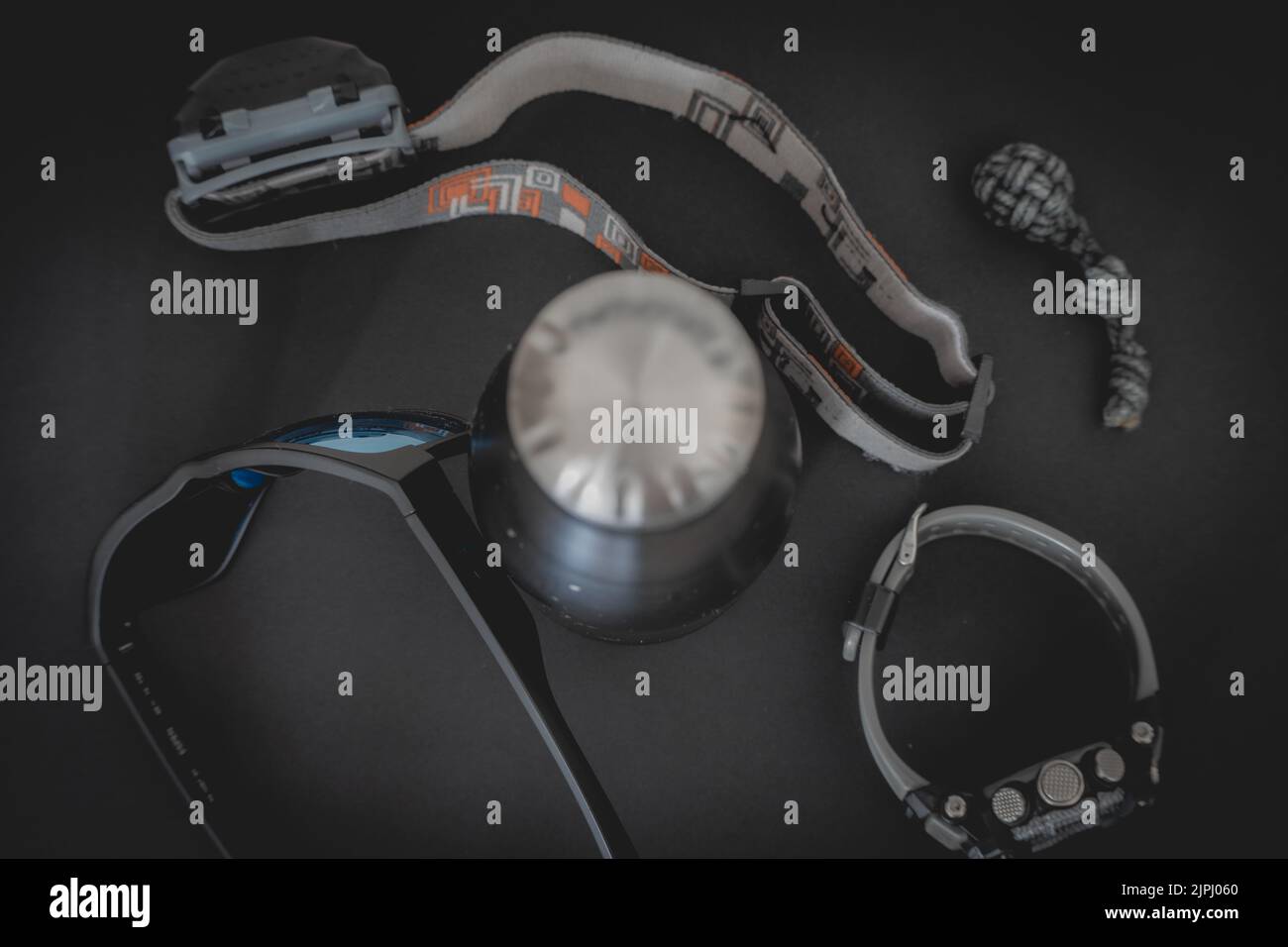 Flatlay aus einer Reihe von Outdoor-Ausrüstung auf einem dunklen Hintergrund. Stockfoto
