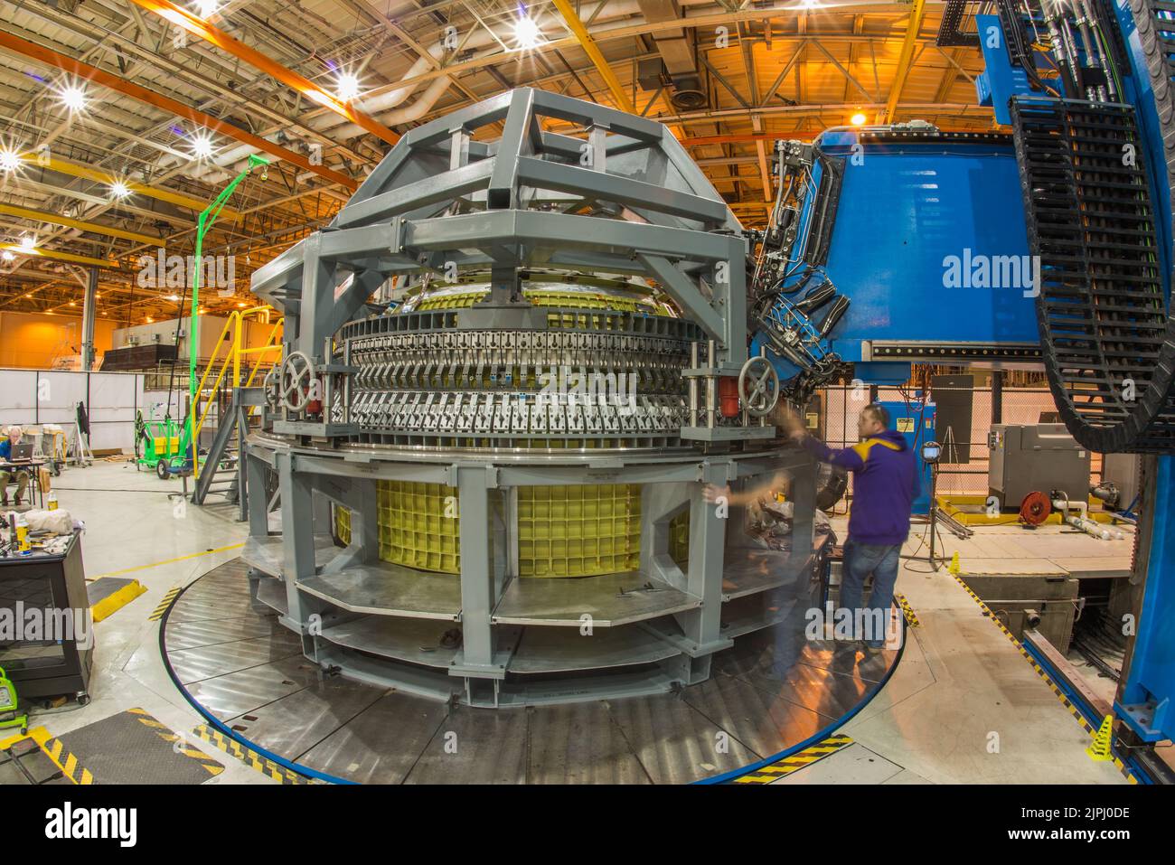 Kennedy Space Center, Florida, USA. 13. Januar 2016. Die NASA-Raumsonde Orion ist dem Start ihrer ersten Mission in den Weltraum auf der Space Launch System (SLS)-Rakete der Agentur einen weiteren Schritt näher. Am 13. Januar 2016 haben Techniker der Michoud Assembly Facility in New Orleans die primäre Struktur der Orion-Raumsonde, die für den Tiefraum bestimmt ist, verschweißt und damit einen weiteren wichtigen Schritt auf der Reise zum Mars markiert. Das Schweißen der sieben großen Aluminiumteile von Orion, das im September 2015 begann, war mit einem sorgfältigen Prozess verbunden. Ingenieure bereiteten jedes Element vor und montierten es mit Dehnungsmessstreifen Stockfoto