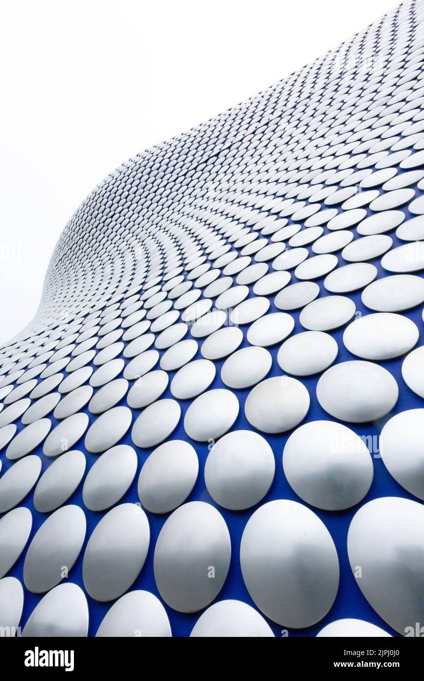Nahaufnahme der abstrakten Kunst der Außenfassade des Selfridges-Gebäudes in der Birmingham Bullring mit futuristischen Scheiben in einem modernen Architekturbild Stockfoto