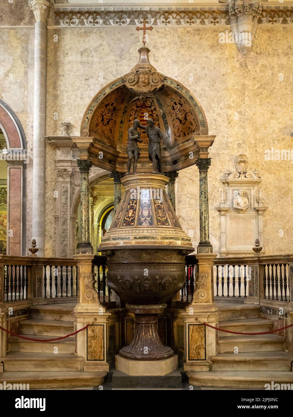 Cattedrale di Santa Maria Assunta Taufbecken, Neapel Stockfoto