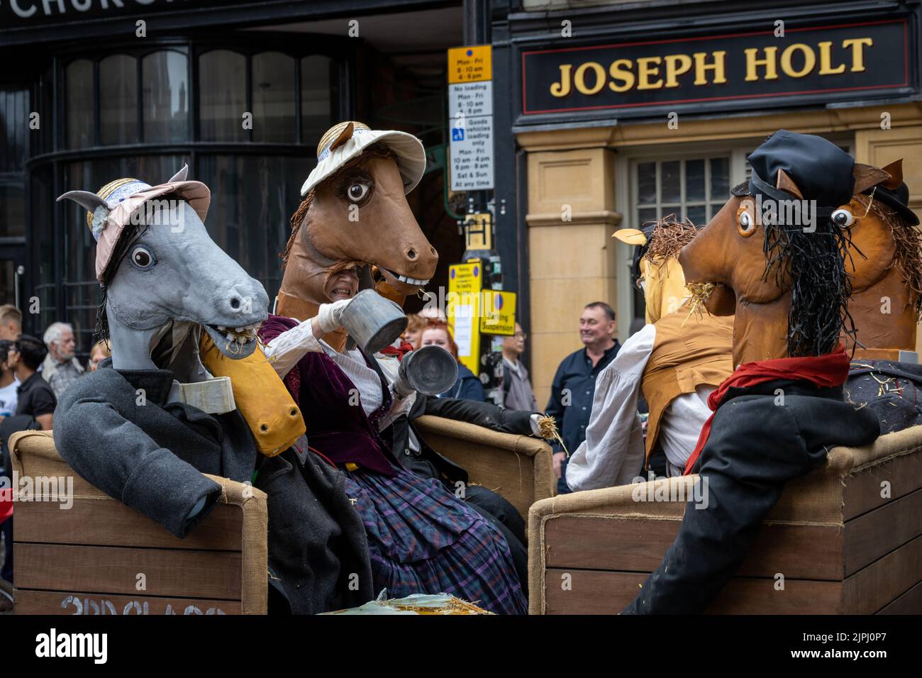 Manchester Day Parade, 19. Juni 2022: Pferde reisen im Reisebus Stockfoto