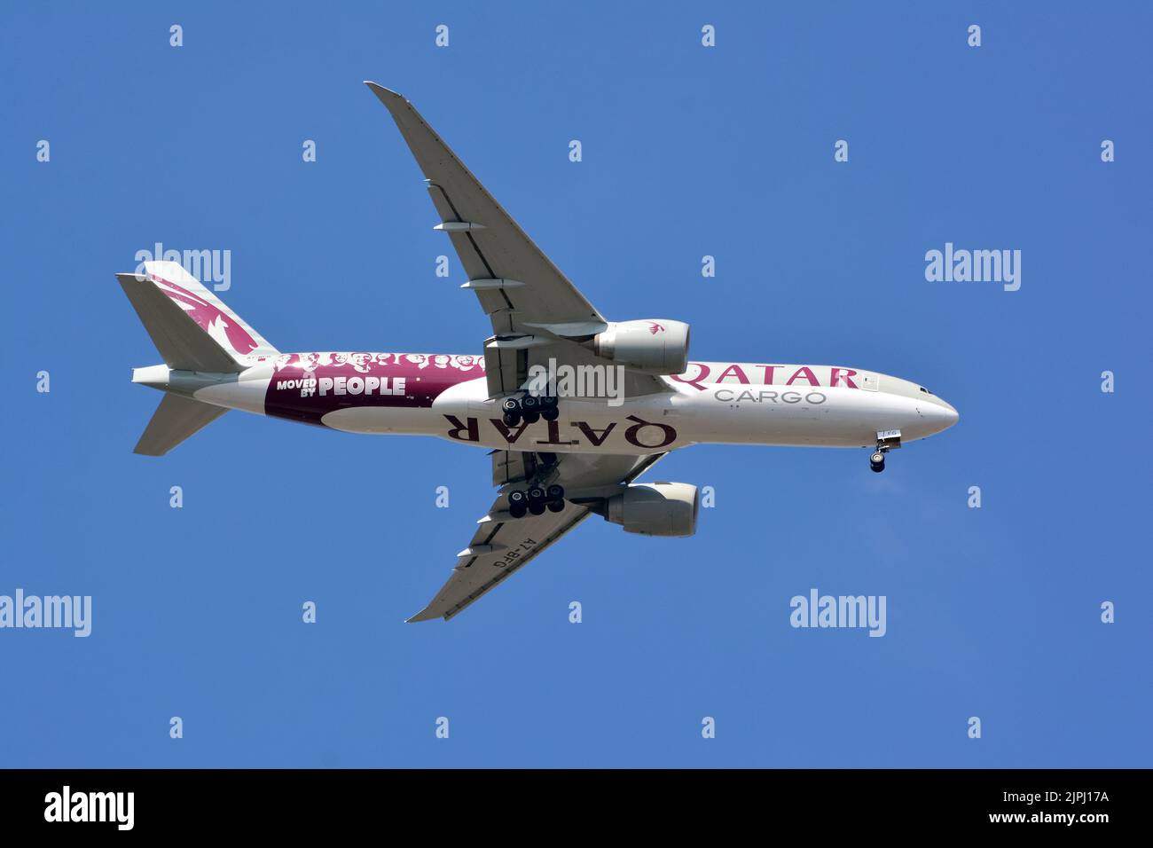 Qatar Cargo (ist der staatliche Flaggenträger von Katar), Boeing 777-FDZ Flugzeug - bewegt von Menschen Lackierung, Budapest, Ungarn, Magyarország, Europa Stockfoto