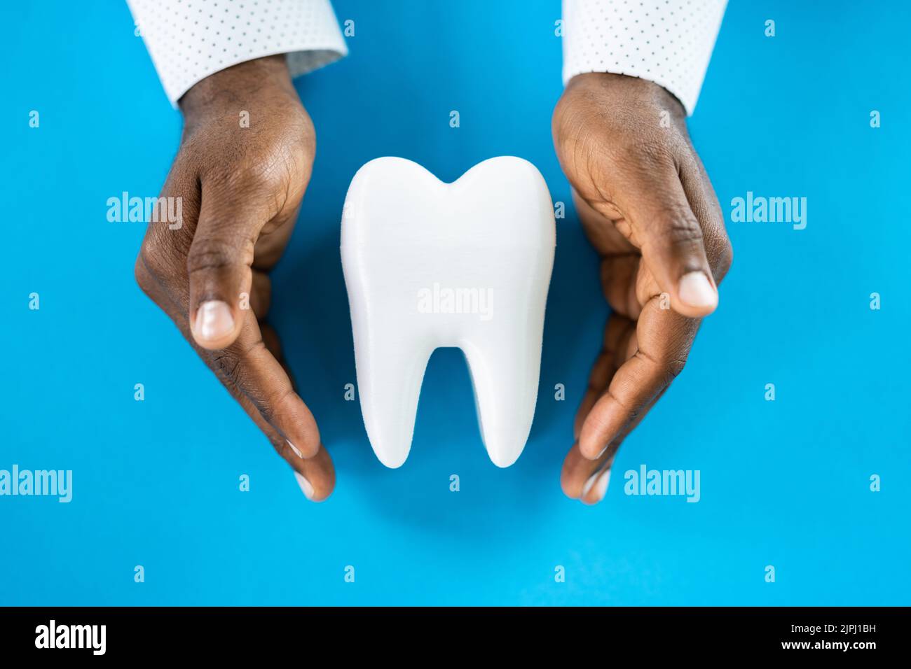 Zahnarztversicherung Und Ersetzen Emaille Service. Afroamerikanischer Mann Stockfoto