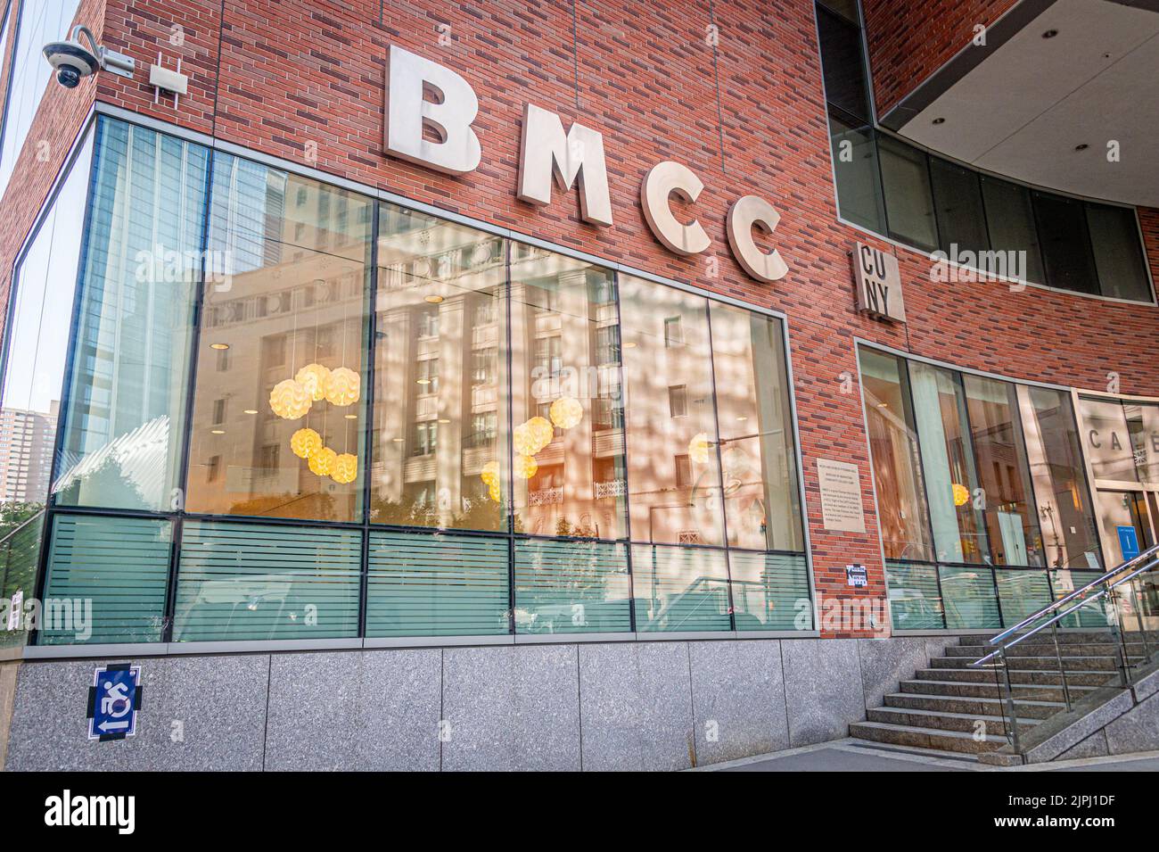 USA. 18. August 2022. Festzelt am Eingang des Borough of Manhattan Community College (BMCC). (Foto von Erik McGregor/Sipa USA) Quelle: SIPA USA/Alamy Live News Stockfoto