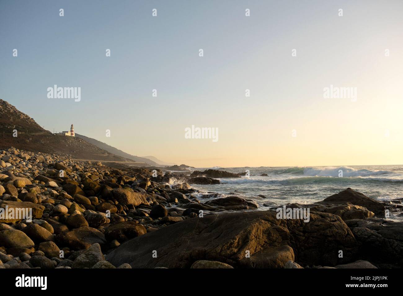 Felsenküste und Leuchtturm Cabo Silleiro in Bayona, Galicien, Spanien Stockfoto