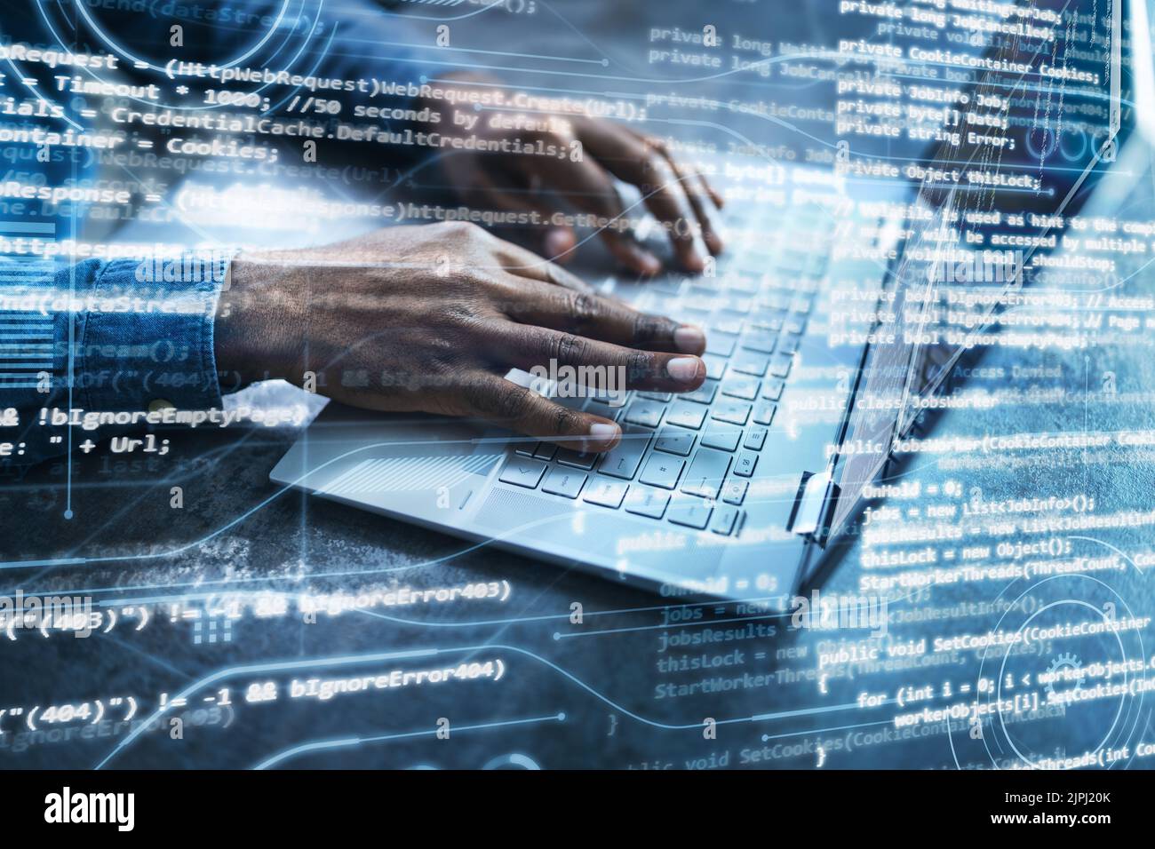 Computer-Programmierer, Der Nachts Programmcode Auf Dem Computer Schreibt Stockfoto