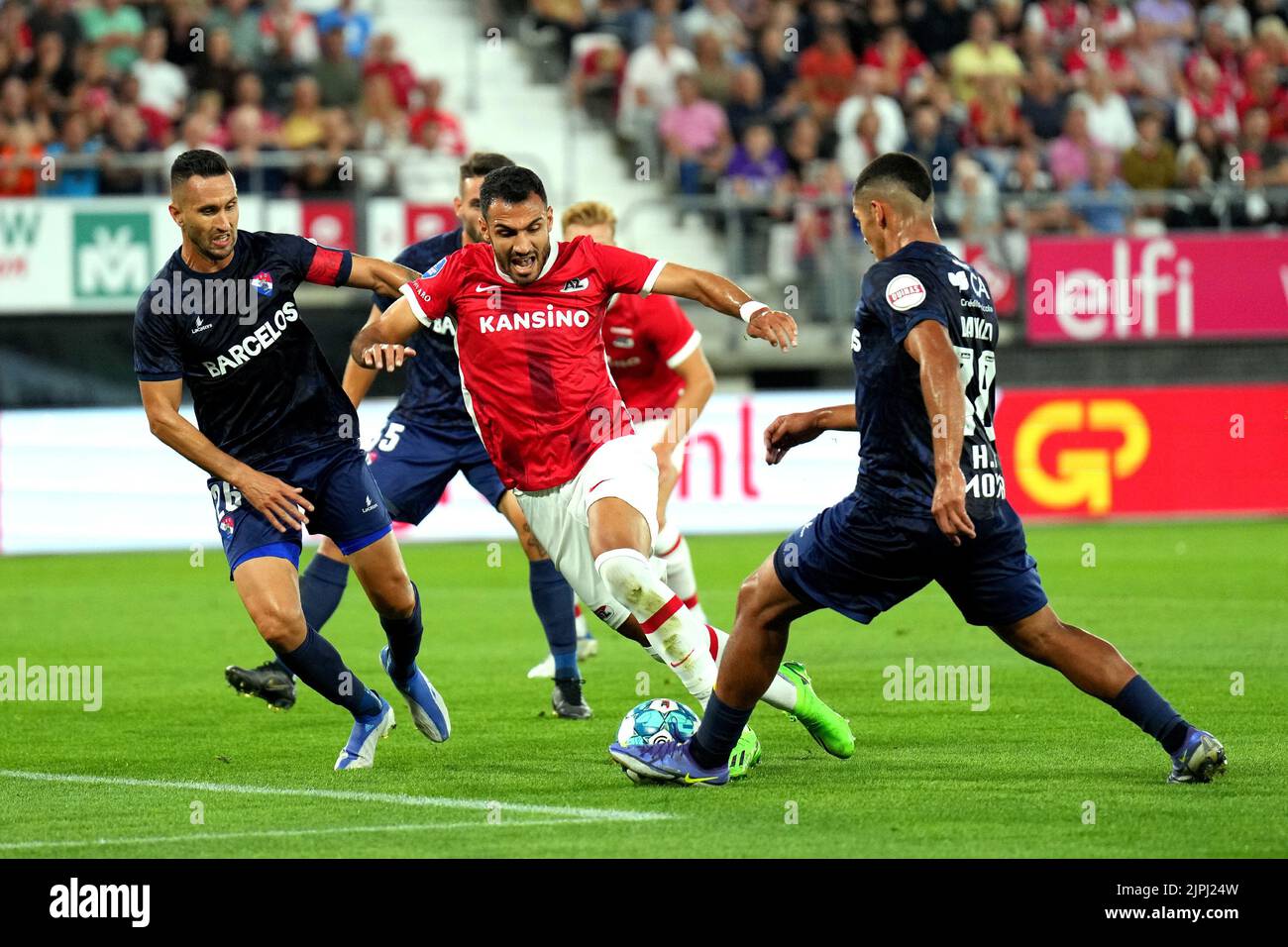 ALKMAAR - (lr) Ruben Fernandes vom FC Gil Vicente, Vangelis Pavlidis von AZ, Danilo Veiga oder Gil Vicente FC während des Play-off-Spiels der UEFA Conference League zwischen AZ Alkmaar und dem FC Gil Vicente im AFAS-Stadion am 18. August 2022 in Alkmaar, Niederlande. ANP ED DER POL Stockfoto