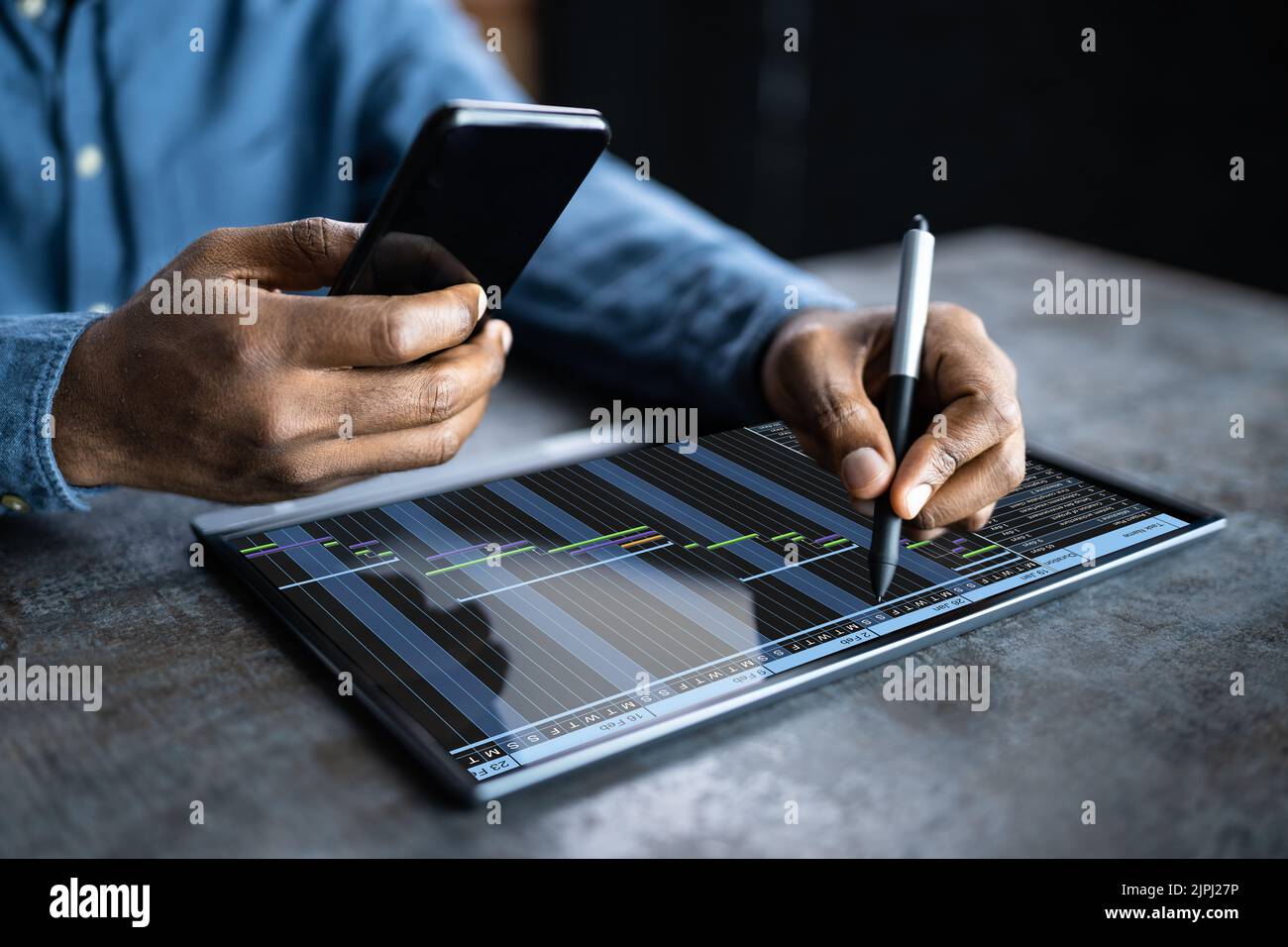 Geschäftsmann, Der Mit Einem Gantt-Diagramm Auf Einem Laptop Über Dem Schreibtisch Arbeitet Stockfoto