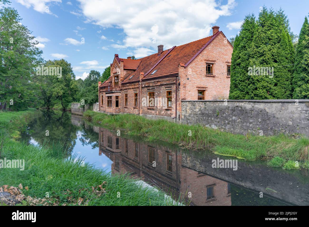 Alte Wassermühle im Dorf Okradzionow, Polen. Stockfoto