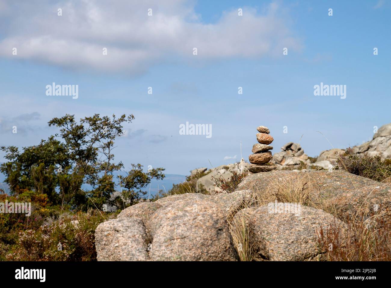 Cairn oder Steinmarkierung auf dem Bergpfad Stockfoto