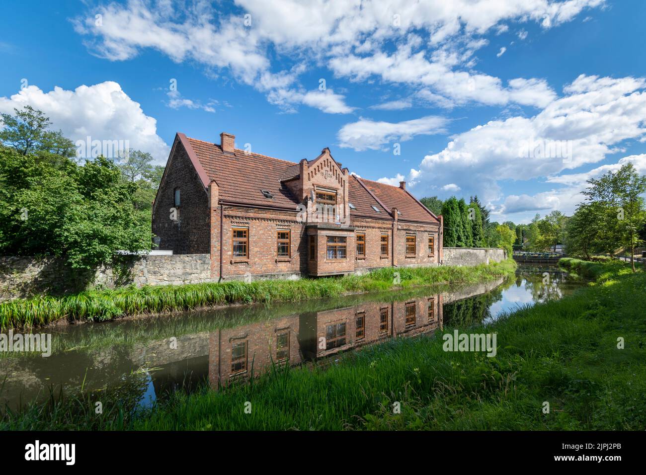 Alte Wassermühle im Dorf Okradzionow, Polen. Stockfoto