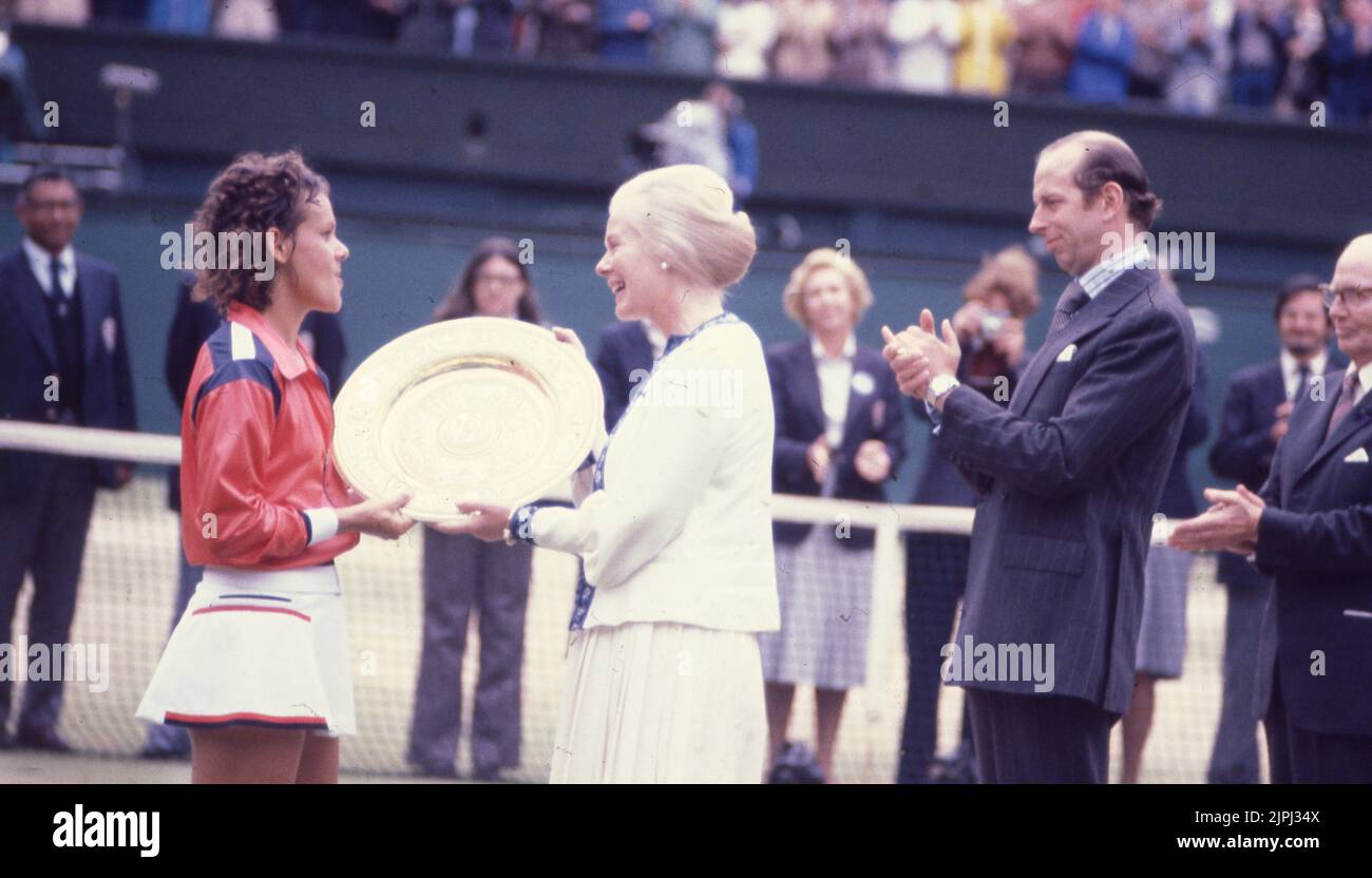 4. Juli 1980, Wimbledon, England, Großbritannien: EVONNE GOOLAGONG CAWLEY erhält die Trophäe der Frauen-Einzel-Meisterschaft, nachdem sie Chris Evert Lloyd 6-1, 7-6 besiegt hat. (Bild: © Keystone Press Agency/ZUMA Press Wire). Stockfoto