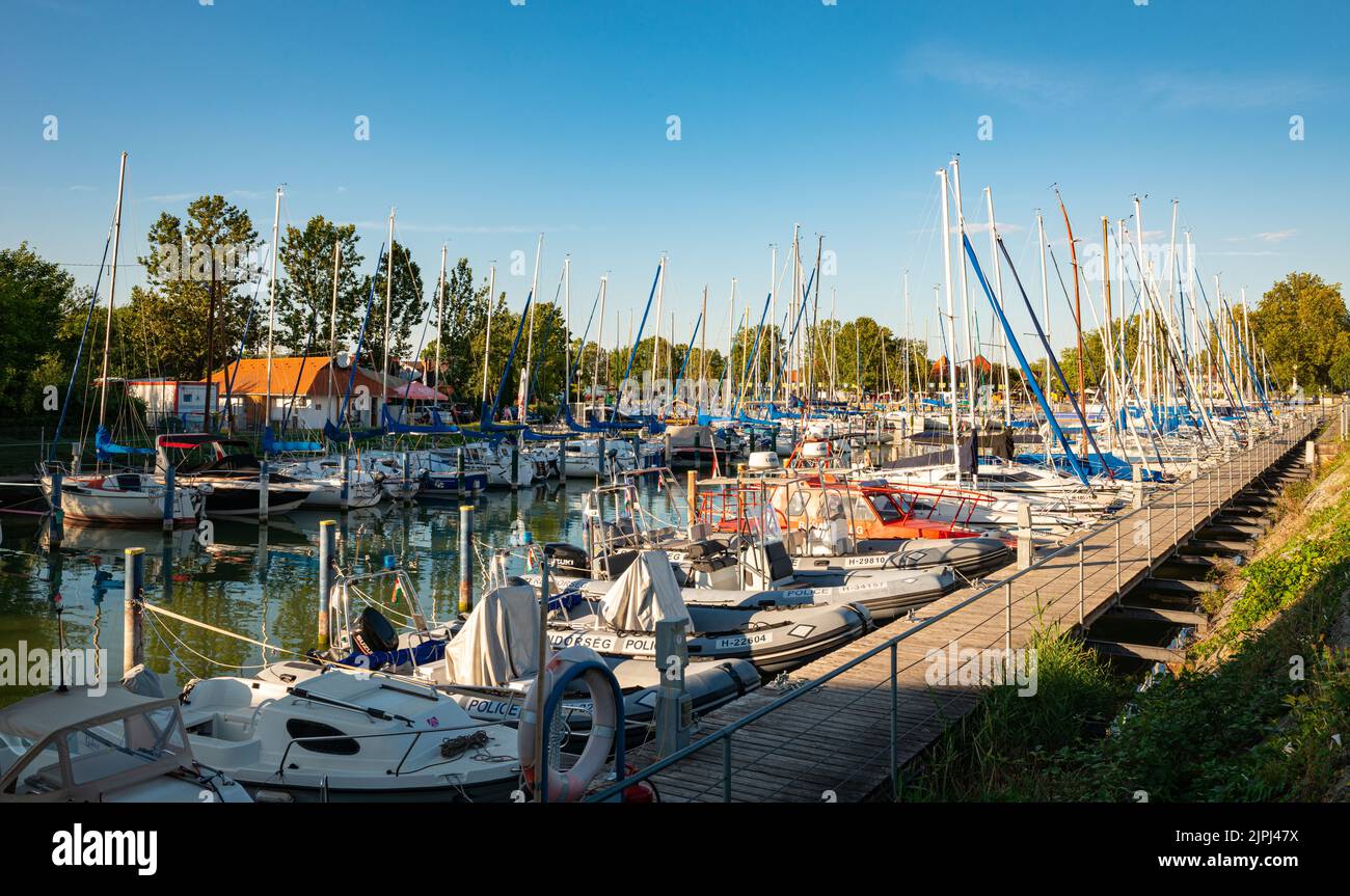 Segelyachten im Hafen von Fonyód, am Plattensee in Ungarn. Stockfoto