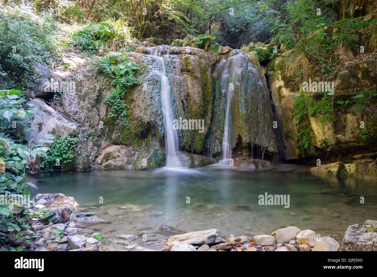 Bozzi di Magliano (oder del Pontacio). Natürliche Wasserfälle, die durch den Bach gebildet werden. Befinden sich in der grünen Lunigiana. Toskana Stockfoto