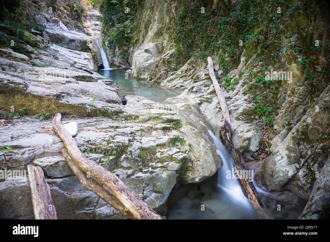 Bozzi di Magliano (oder del Pontacio). Natürliche Wasserfälle, die durch den Bach gebildet werden. Befinden sich in der grünen Lunigiana. Toskana Stockfoto