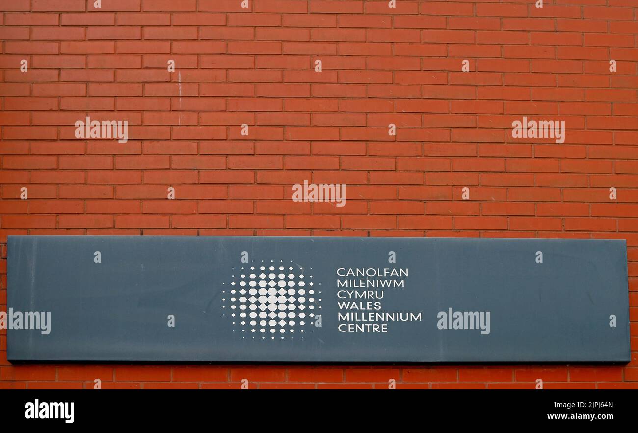 Cardiff Millennium Centre Schiefer auf roten Backsteinschildern. August 2022. Sommer. Stockfoto