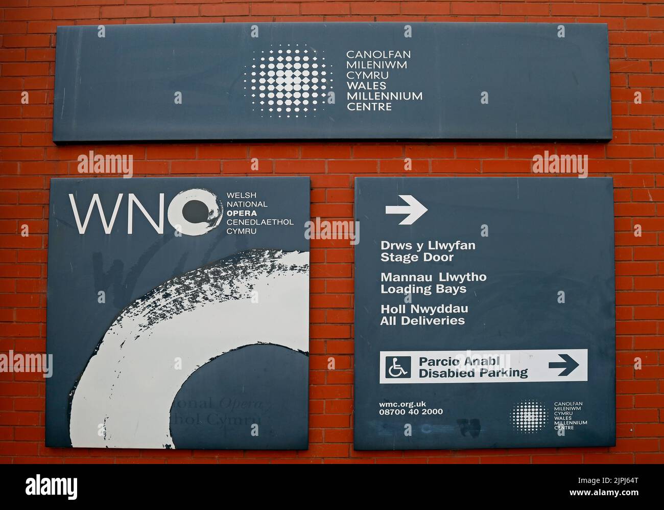 Schilder für die walisische Nationaloper, das Millennium Centre, die Bühnentür und Parkplätze. Stockfoto