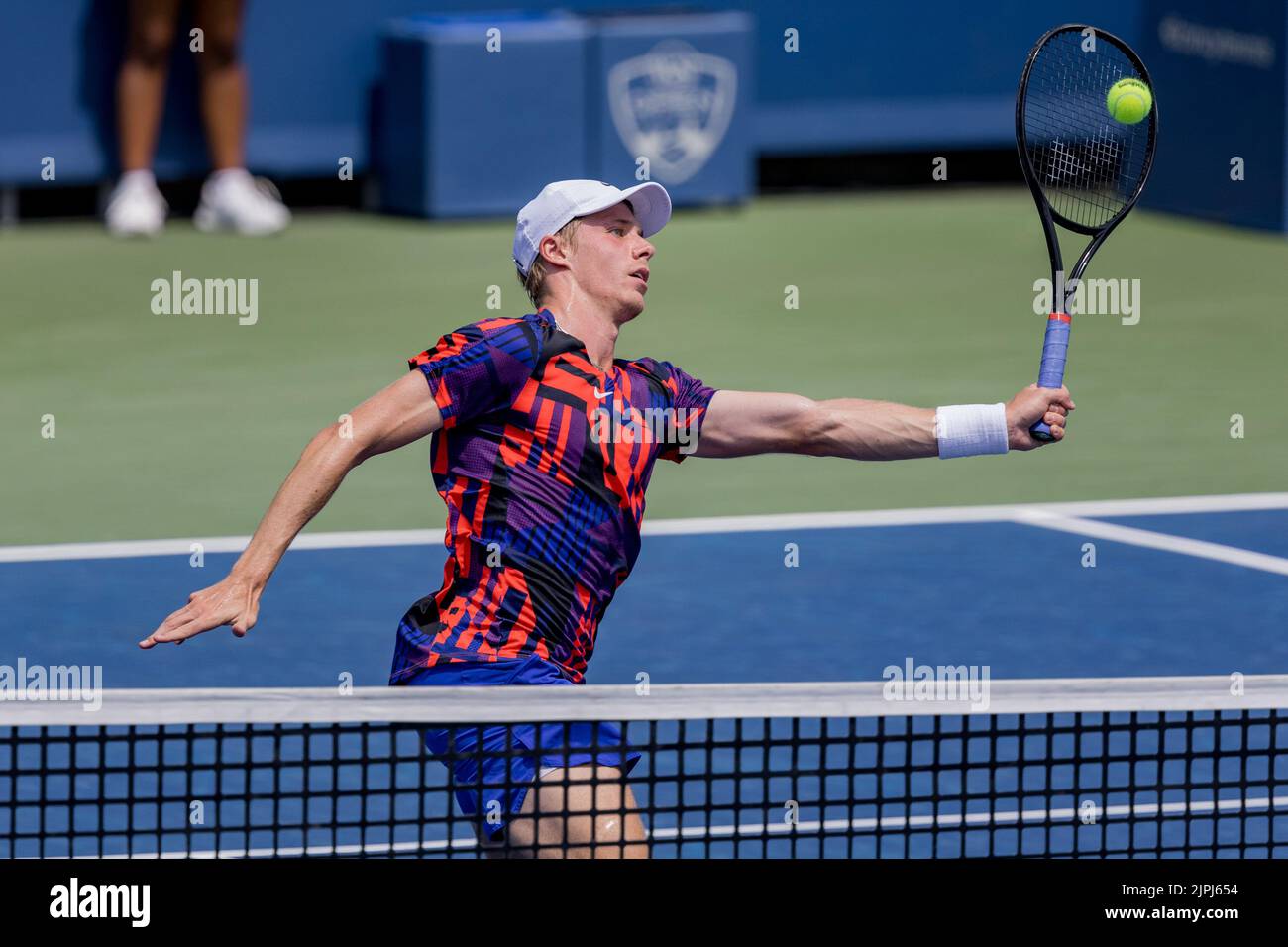 Mason, Ohio, USA. 18. August 2022. Denis Shapovalov (CAN) gibt während der dritten Runde der Western and Southern Open im Lindner Family Tennis Center einen Schuss ins Netz zurück, Mason, Oh. (Bild: © Scott Stuart/ZUMA Press Wire) Stockfoto