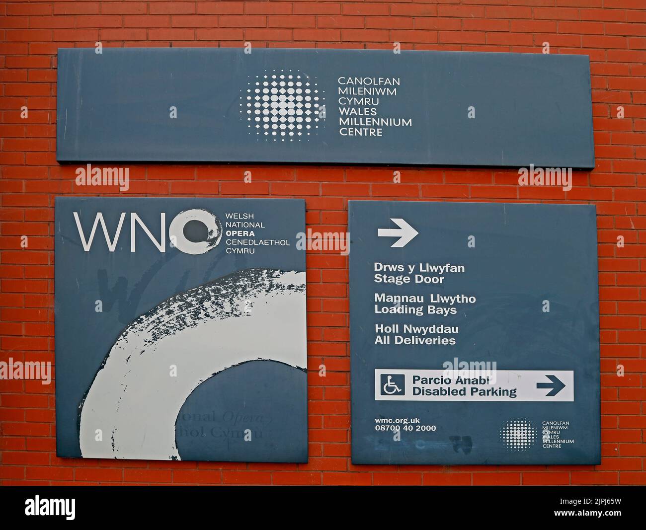 Schilder zur Welsh National Opera, zum Millennium Center, zur Bühnentür und zum Parkplatz. Sommer 2022 Stockfoto