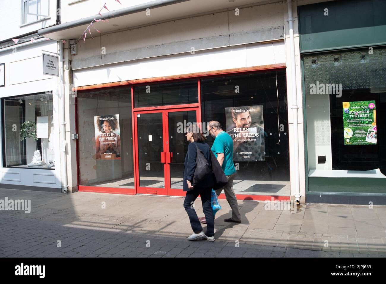 Windsor, Großbritannien. 18.. August 2022. Der Kartenshop Clintons im Einkaufszentrum Windsor Yards wurde nun geschlossen, sodass in der Stadt noch mehr leere Verkaufseinheiten übrig bleiben. Quelle: Maureen McLean/Alamy Stockfoto