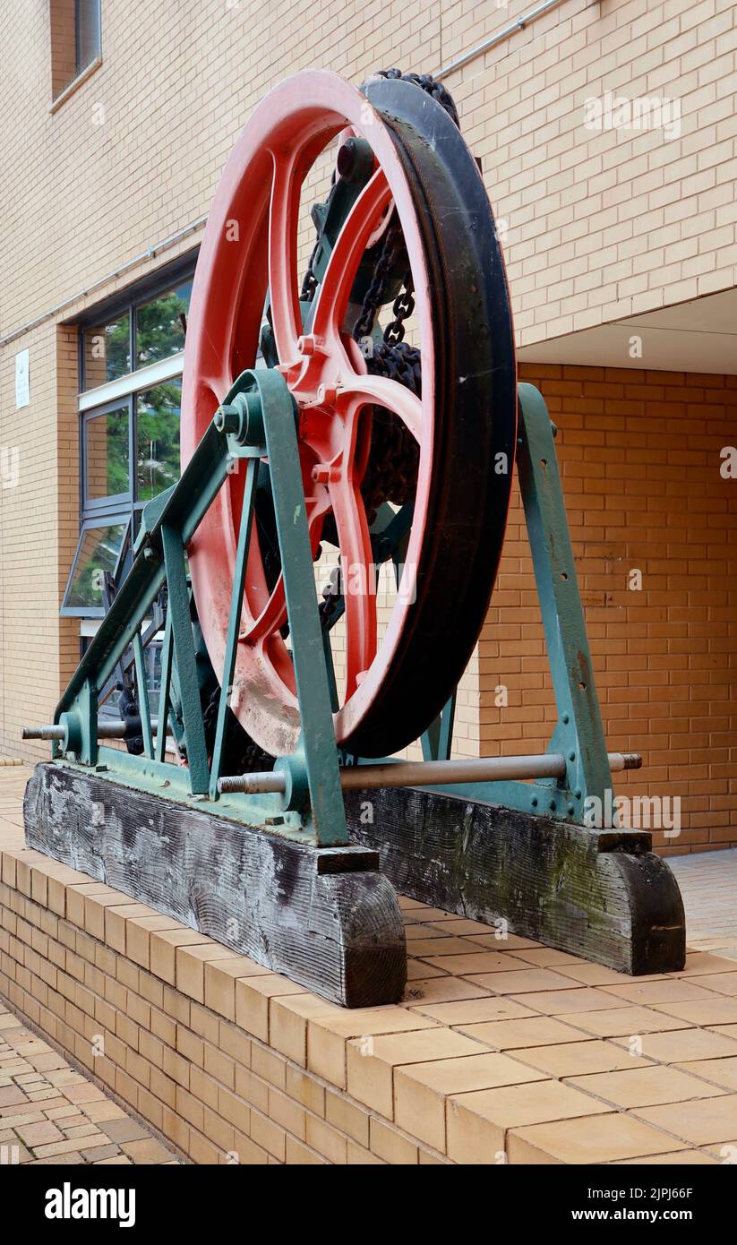 Cardiff. Mechanische Installation als öffentliche Kunst. Wicklungsgetriebe Skulptur / Einbau. August 2022. Sommer. Stockfoto