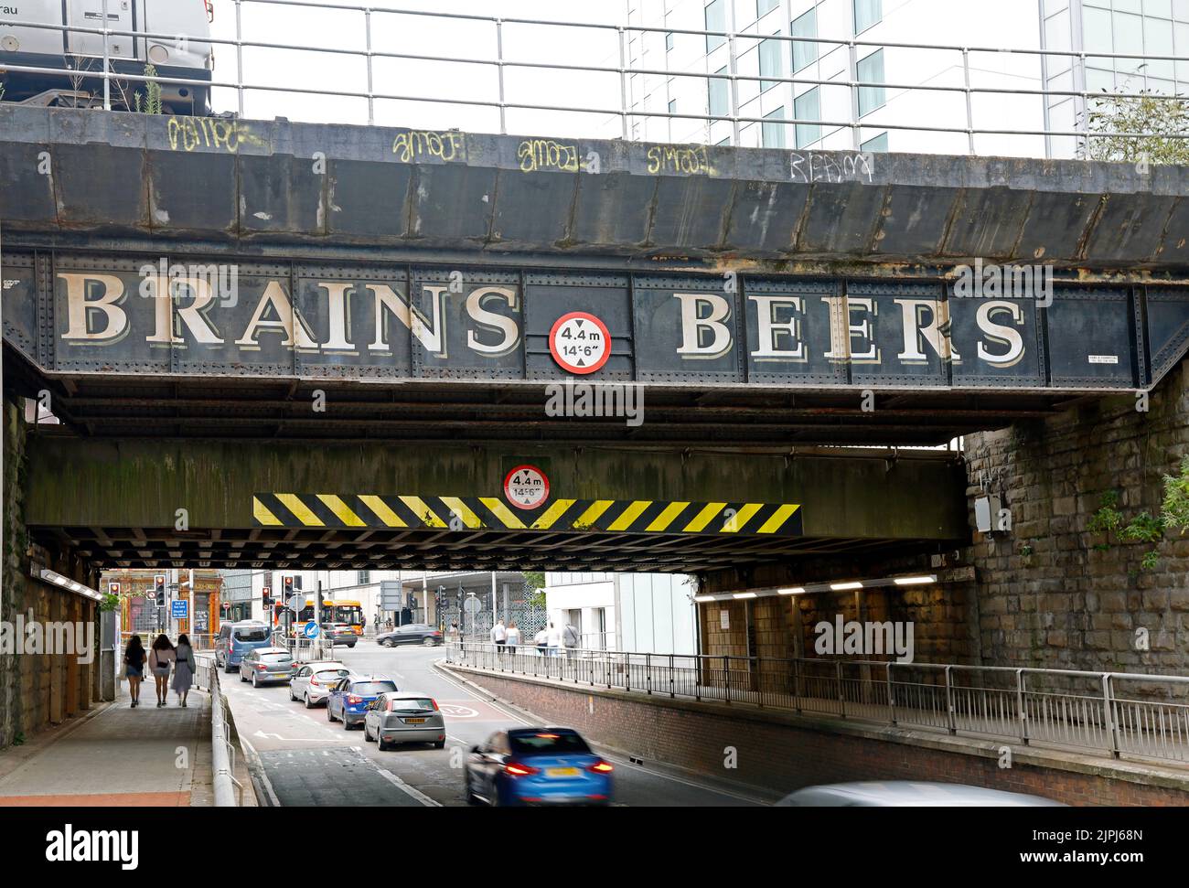 Werbung für Brains Biere, auf einer Eisenbahnbrücke über eine Straße. Cardiff - August 2022. Sommer. Stockfoto