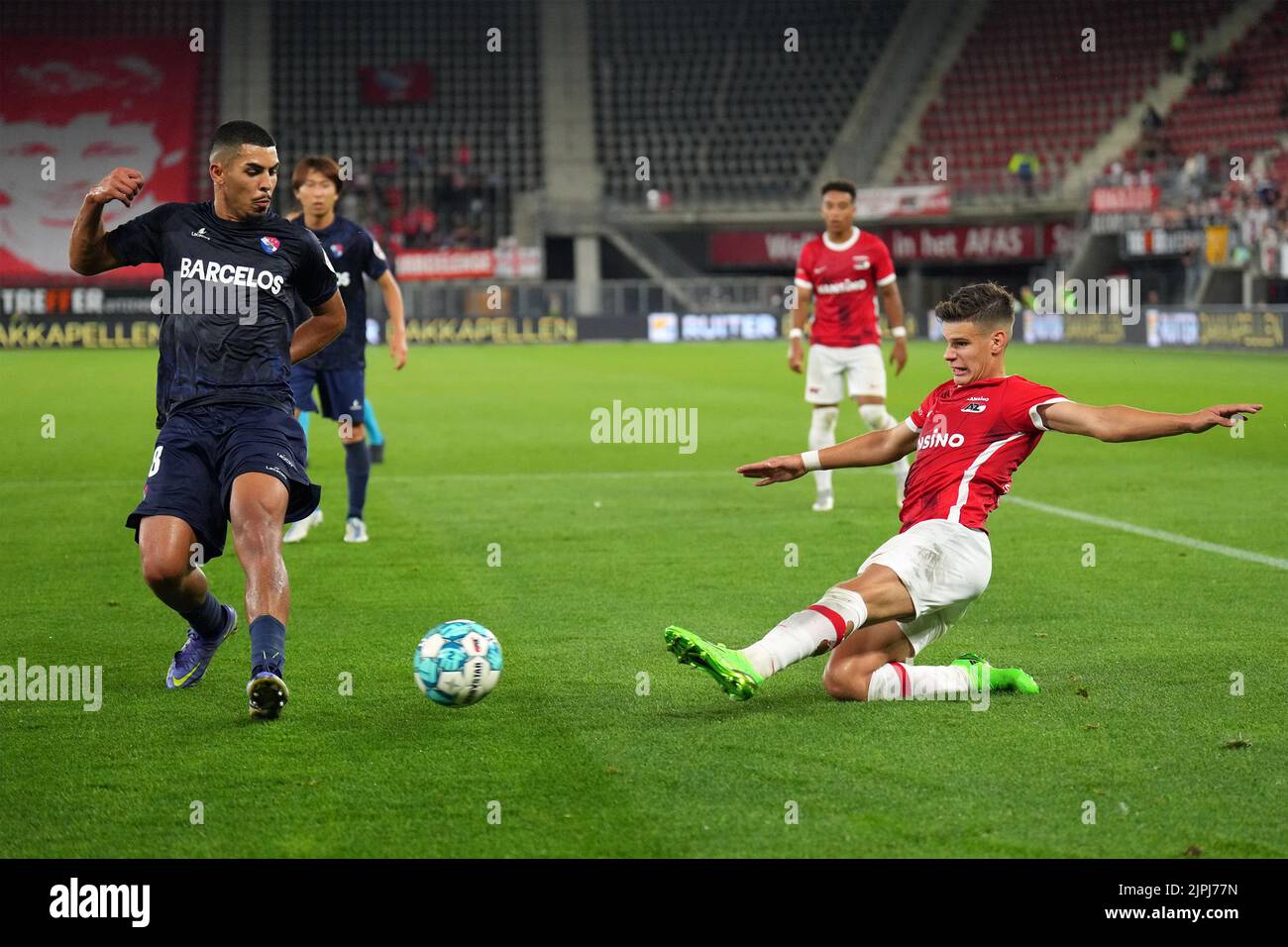 ALKMAAR - (lr) Danilo Veiga vom FC Gil Vicente, Milos Kerkez von AZ während des Play-off-Spiels der UEFA Conference League zwischen AZ Alkmaar und dem FC Gil Vicente im AFAS-Stadion am 18. August 2022 in Alkmaar, Niederlande. ANP ED DER POL Stockfoto