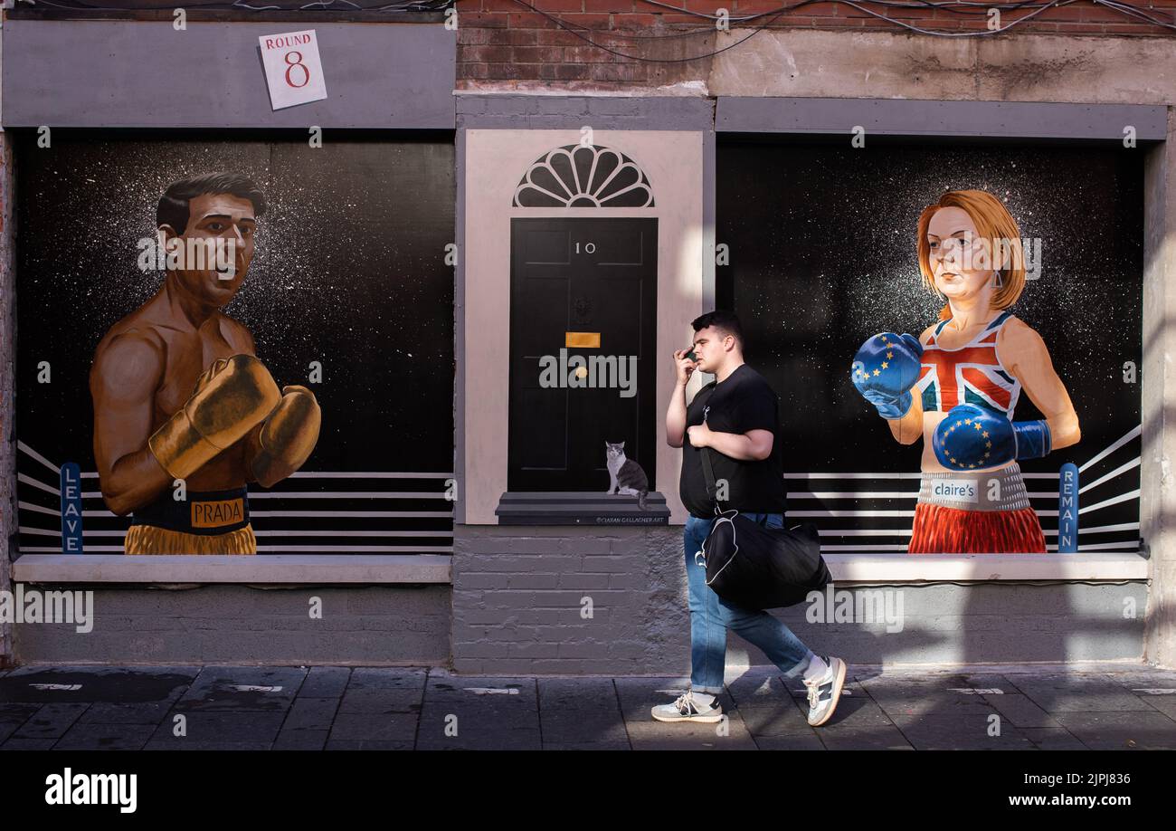 Ein Wandgemälde, das den Führungswettbewerb der Konservativen Partei zwischen Liz Truss und Rishi Sunak in der Hill Street im Stadtzentrum von Belfast, Nordirland, darstellt. Stockfoto