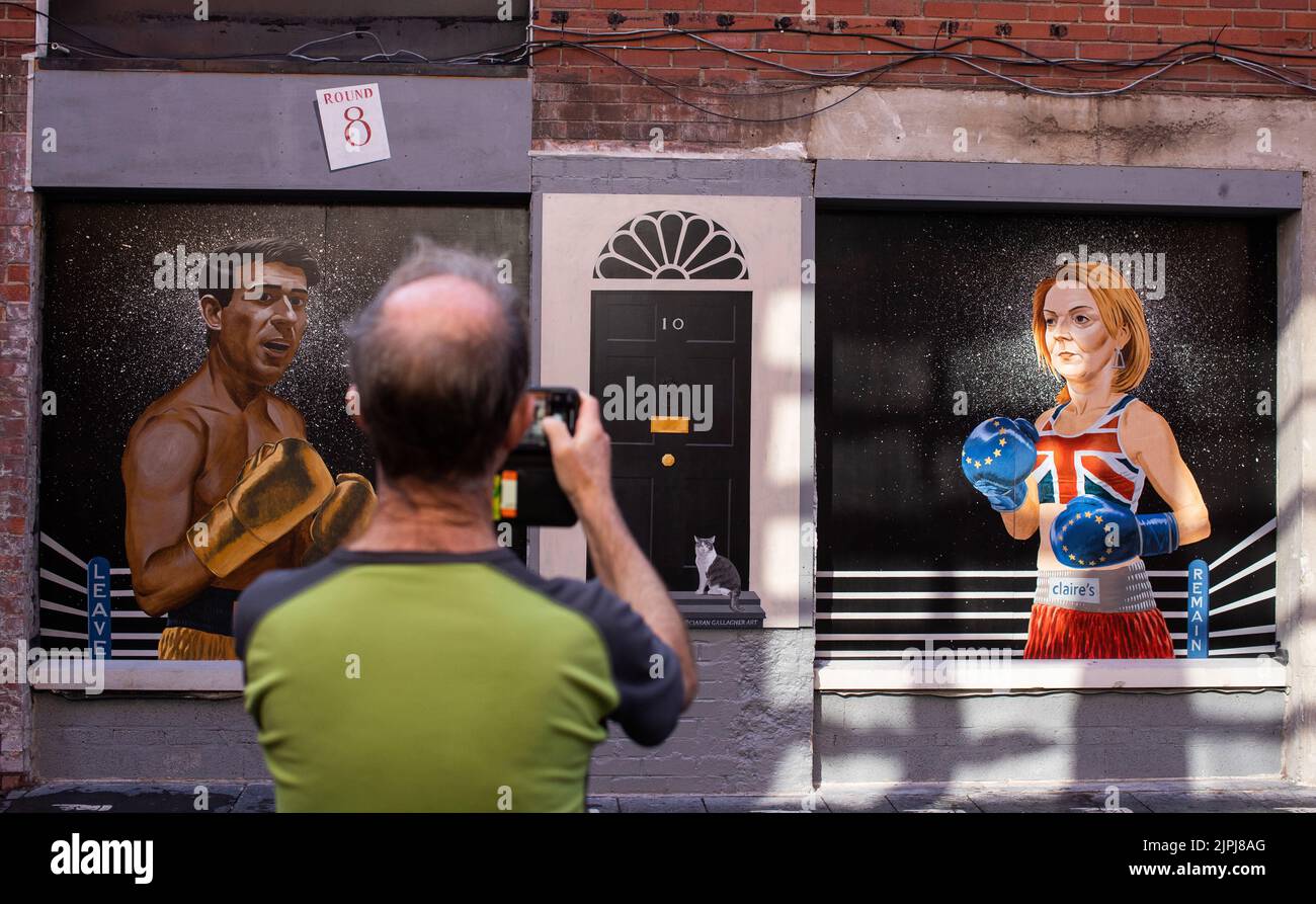 Ein Wandgemälde, das den Führungswettbewerb der Konservativen Partei zwischen Liz Truss und Rishi Sunak in der Hill Street im Stadtzentrum von Belfast, Nordirland, darstellt. Stockfoto