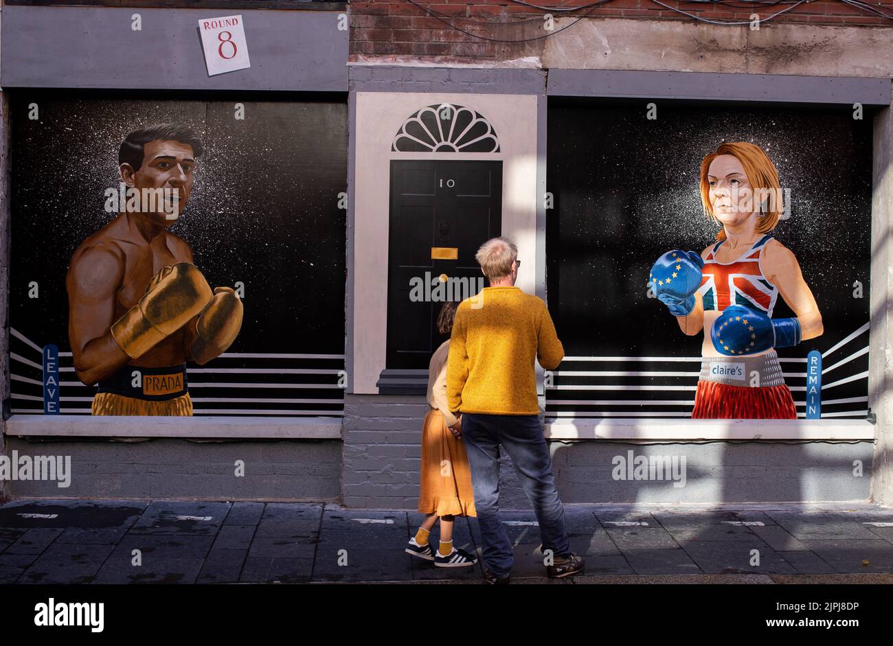 Ein Wandgemälde, das den Führungswettbewerb der Konservativen Partei zwischen Liz Truss und Rishi Sunak in der Hill Street im Stadtzentrum von Belfast, Nordirland, darstellt. Stockfoto