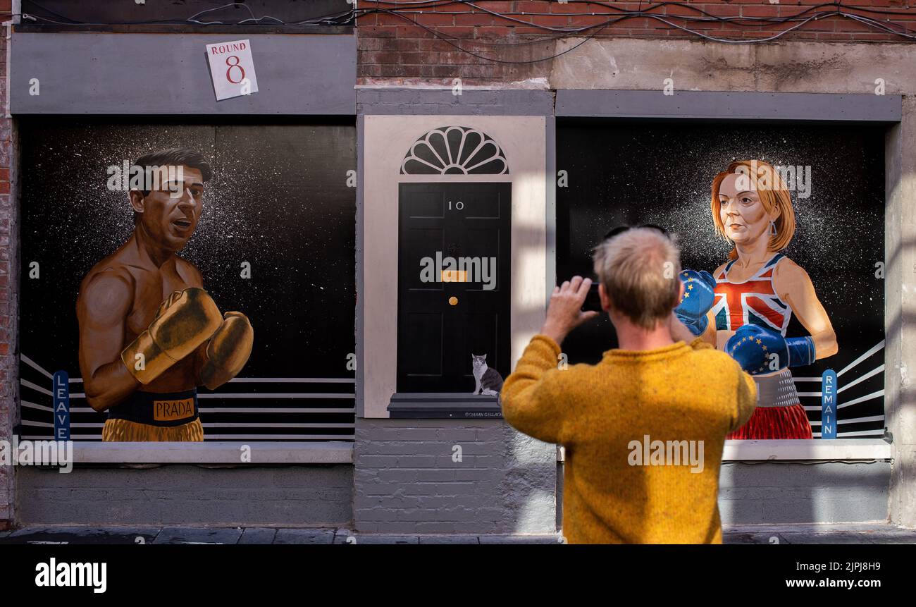 Ein Wandgemälde, das den Führungswettbewerb der Konservativen Partei zwischen Liz Truss und Rishi Sunak in der Hill Street im Stadtzentrum von Belfast, Nordirland, darstellt. Stockfoto