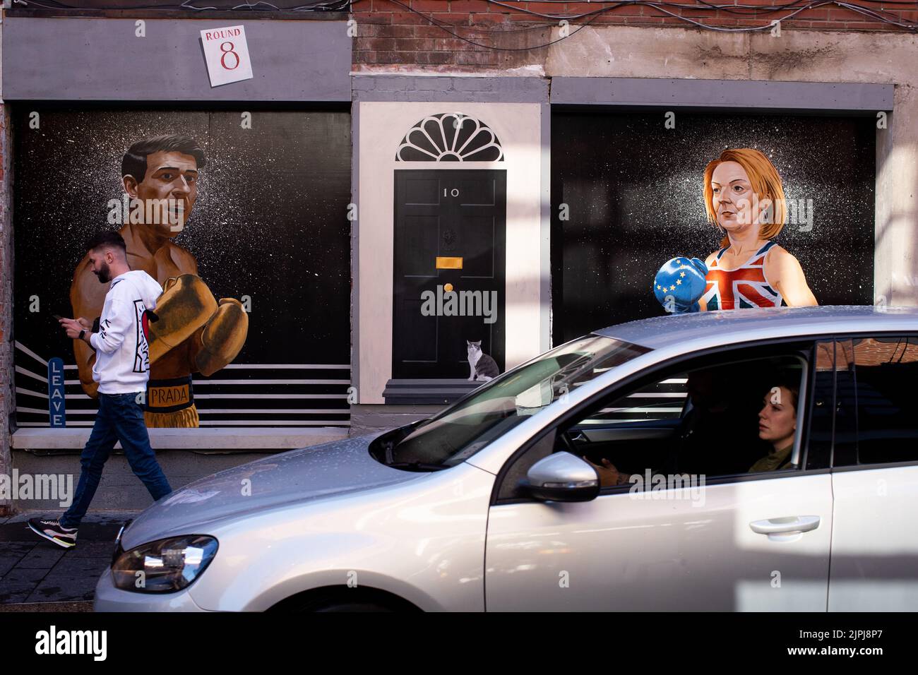 Ein Wandgemälde, das den Führungswettbewerb der Konservativen Partei zwischen Liz Truss und Rishi Sunak in der Hill Street im Stadtzentrum von Belfast, Nordirland, darstellt. Stockfoto