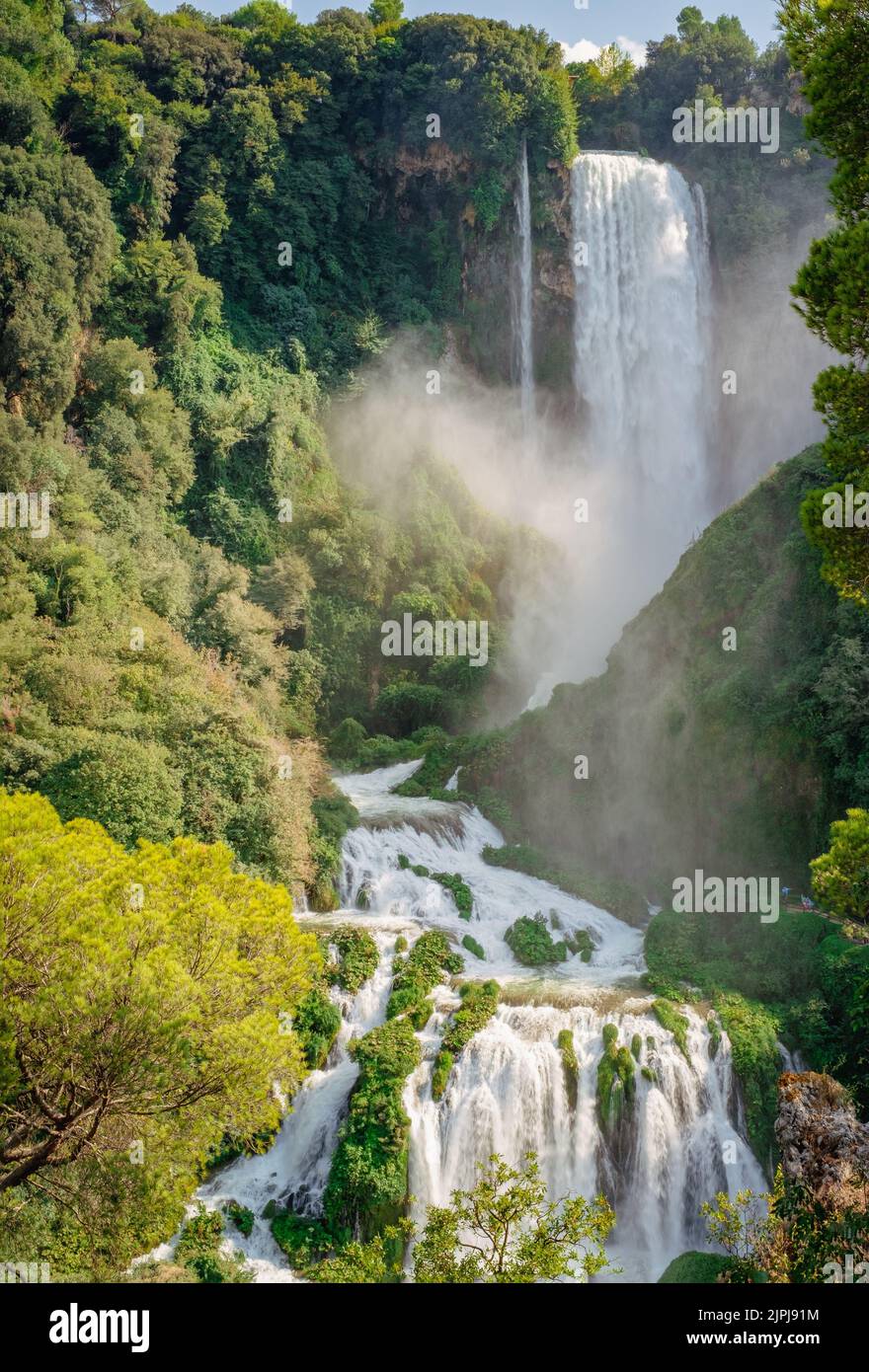 Der Marmore's Wasserfall mit vollem Wasserdurchfluss. Valnerina, Terni, Umbrien, Italien. Stockfoto