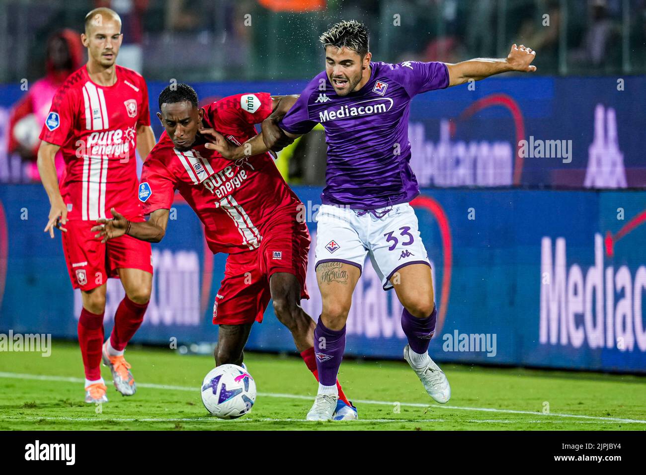 Florenz, Italien. 18. August 2022. FLORENZ, ITALIEN - 18. AUGUST: Joshua Brenet vom FC Twente, Riccardo Sottil von Fiorentina während des Qualifikationsspiel der UEFA Europa Conference League zwischen Fiorentina und FC Twente im Stadio Artemio Franchi am 18. August 2022 in Florenz, Italien (Foto: Patrick Goosen/Orange Picics) Credit: Orange Pics BV/Alamy Live News Stockfoto