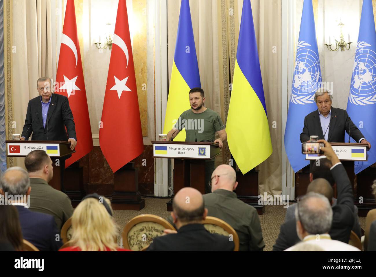 Lviv, Ukraine. 18. August 2022. Der ukrainische Präsident Volodymyr Zelensky (C) spricht während ihrer gemeinsamen Pressekonferenz mit dem türkischen Präsidenten Recep Tayyip Erdogan (L) und UN-Generalsekretär Antonio Guterres. Der türkische Präsident Erdogan und der UN-Generalsekretär Guterres kamen in die Ukraine, um mit Präsident Zelensky über die Verbesserung der Getreideinitiative und die Lage rund um das Kernkraftwerk Zaporizhia zu sprechen. (Foto von Mykola Tys/SOPA Images/Sipa USA) Quelle: SIPA USA/Alamy Live News Stockfoto