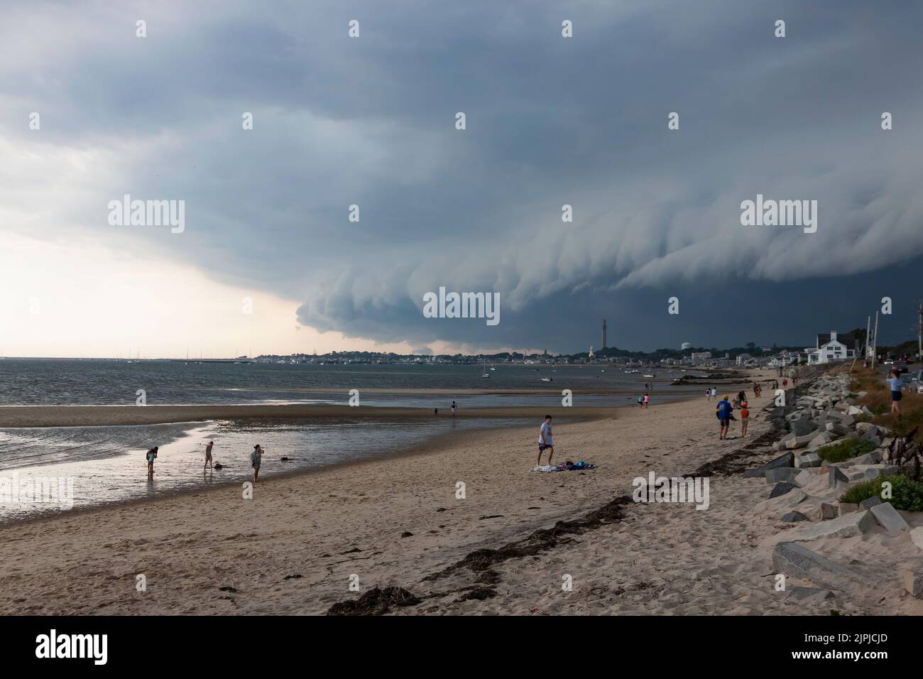 Sturmwolken über der Bucht und dem Hafen in Provincetown, Massachusetts, Cape Cod, USA. Stockfoto