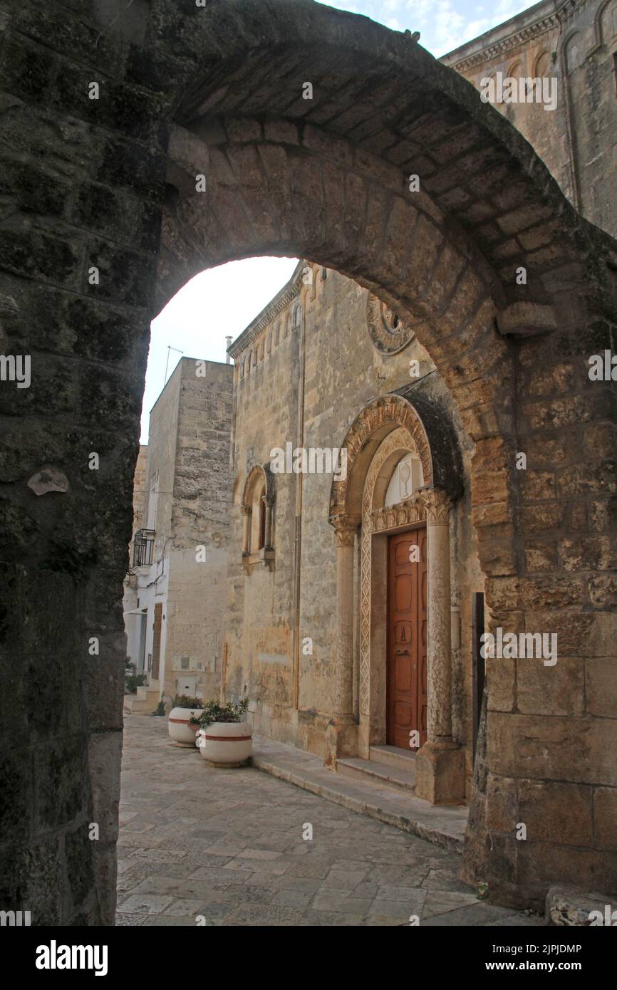 Carovigno, Italien. Bogengang zwischen der Burg und der 17.. Jahrhundert Chiesa di Sant'Anna (Kirche St. Anna). Stockfoto