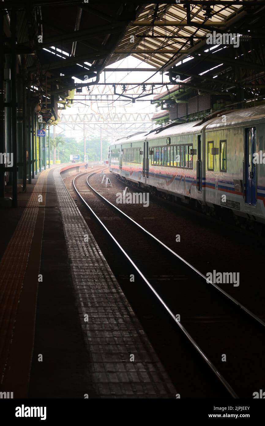 Eine vertikale Aufnahme eines Zuges, der den Bahnhof Gambir in Jakarta, Indonesien verlässt Stockfoto