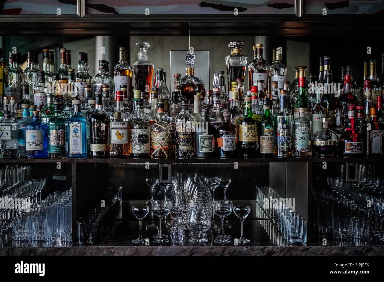 Alkoholauswahl an einer Bar Stockfoto