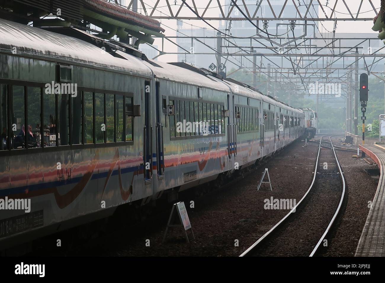 Ein Zug, der den Bahnhof Gambir in Jakarta, Indonesien, verlässt Stockfoto