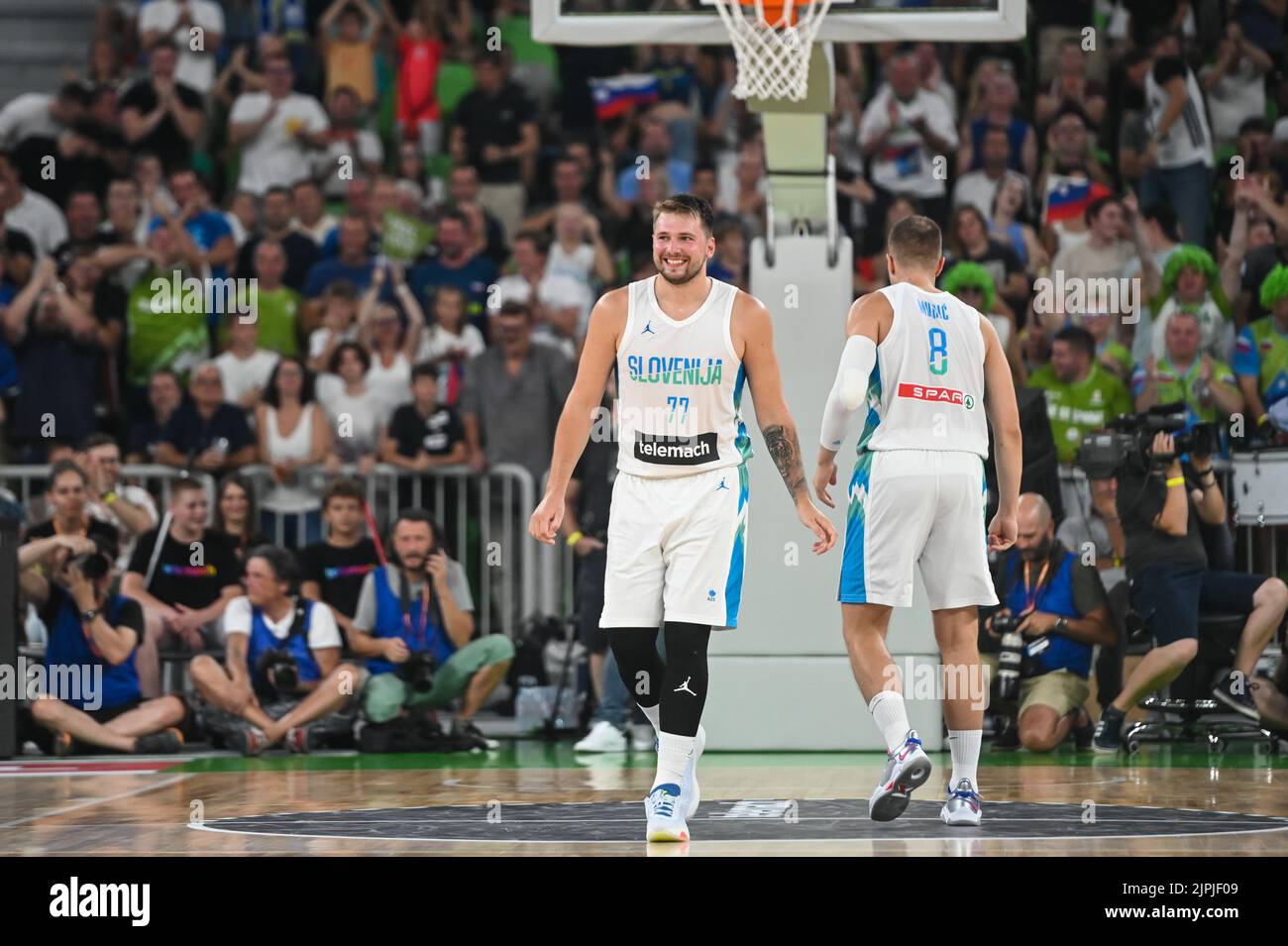 Ljubjlana, Slowenien. 17. August 2022. Luka Doncic #77 aus Slowenien reagiert während des Internationalen Freundlichen Basketballs zwischen Slowenien und Serbien in der Arena Stozice. Kredit: SOPA Images Limited/Alamy Live Nachrichten Stockfoto