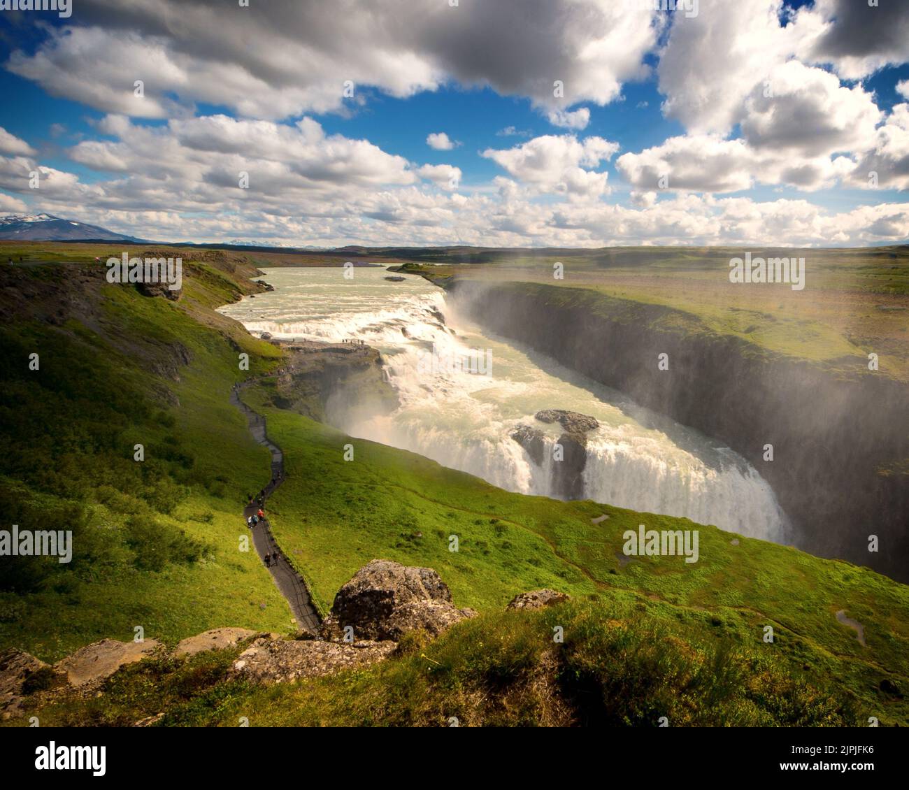 Golden Circle, Island - 2. Juli 2022 Vertikale Ansicht des berühmten Gullfoss oder der goldenen Wasserfälle. Ein Wasserfall in der Schlucht des Flusses Hvítá in so Stockfoto