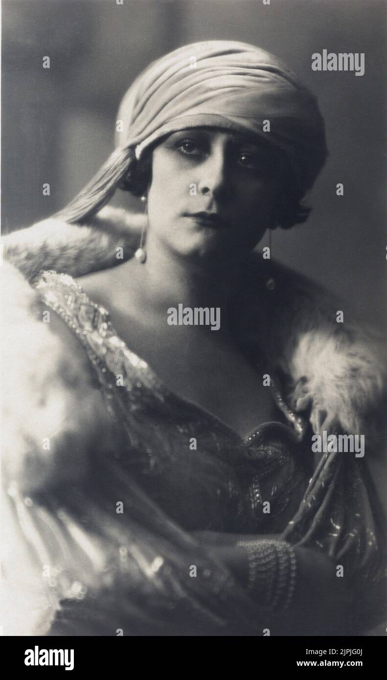 1920 c, TITALY : die Stummfilmschauspielerin LYDIA JOHNSON ( 1896 - 1969 ) , Mutter der Schauspielerin Lucy D'Albert - LIDIA - KINO MUTO - ATTRICE - TURBANTE - Perle - ART DECO - VAMP - ANNI VENTI - 20er - 20 's - '20 - orecchini - Ohrlöckchen - Turban - Pelliccia - Fell - braccialetto - Armband - perle - perla - Perlen - Juwelen - gioiello - gioielli - Divina - Diva ---- Archivio GBB Stockfoto