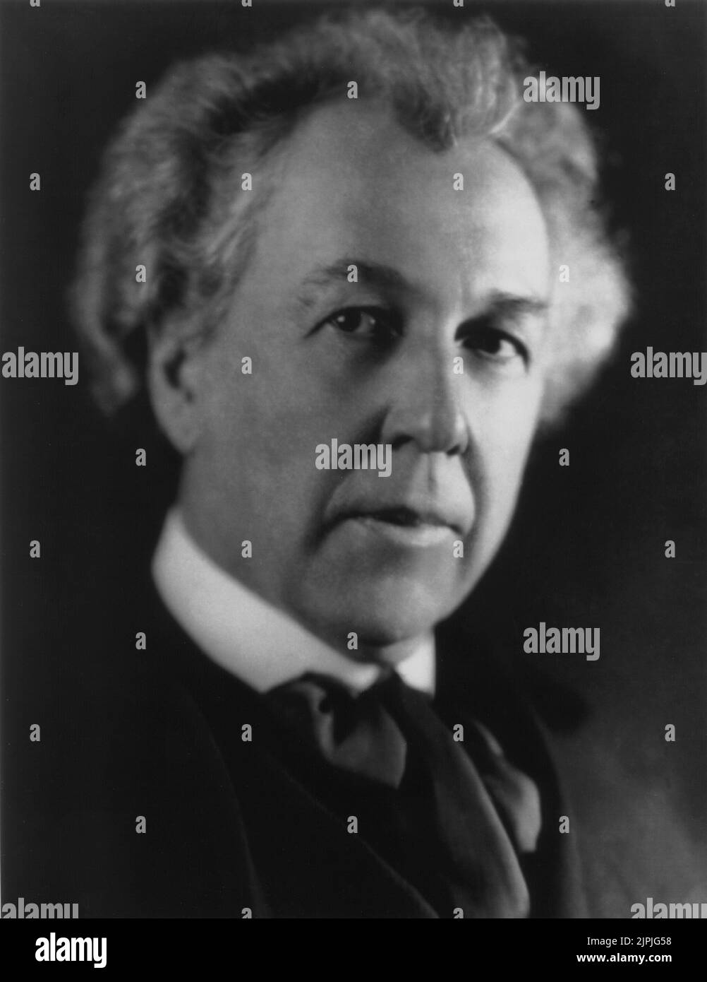 1923 , dezember , USA : der berühmte amerikanische Architekt Frank Lloyd WRIGHT ( 1869 - 1959 ) , Schöpfer des Guggenheim Museums in New York ( 1946 - 1959 ). - ARCHITETTO - ARCHITETTURA - Portrait - ritratto - Krawatte - Cravatta - Schal - weißes Haar - capelli bianchi ---- Archivio GBB Stockfoto